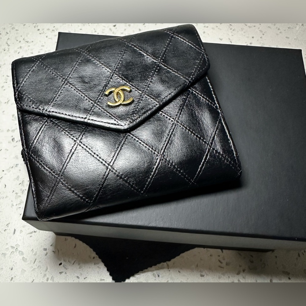 Chanel Black Vintage quilted Compact Wallet with Gold Logo (COA) included! - Picture 10 of 13